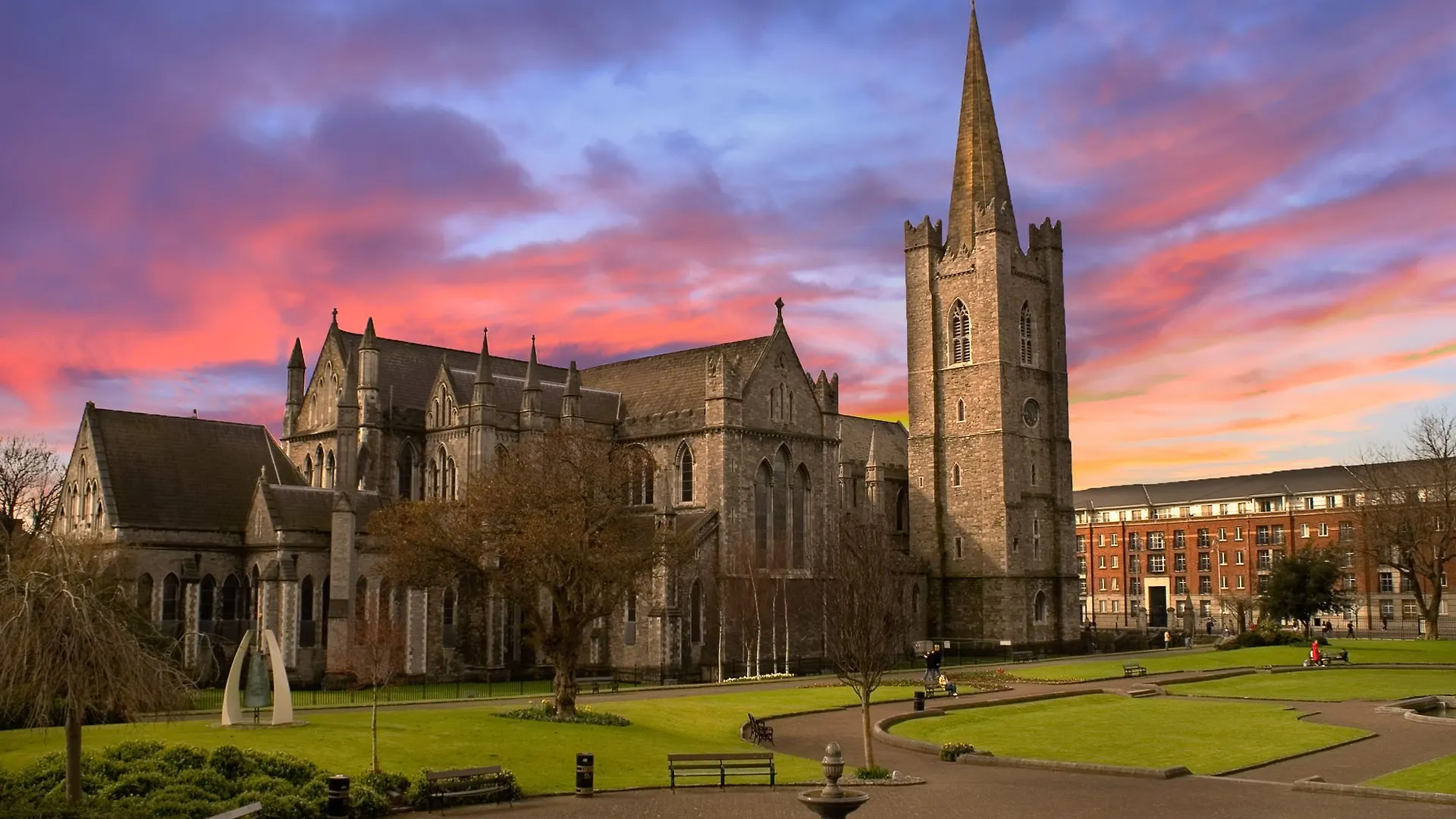 Grand Canal Quay - 3 Bedroom Apartment Dublin 0*,  Irland